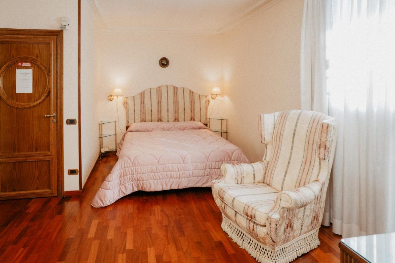 Villa Luigi XVI ตารันโต ภายนอก รูปภาพ